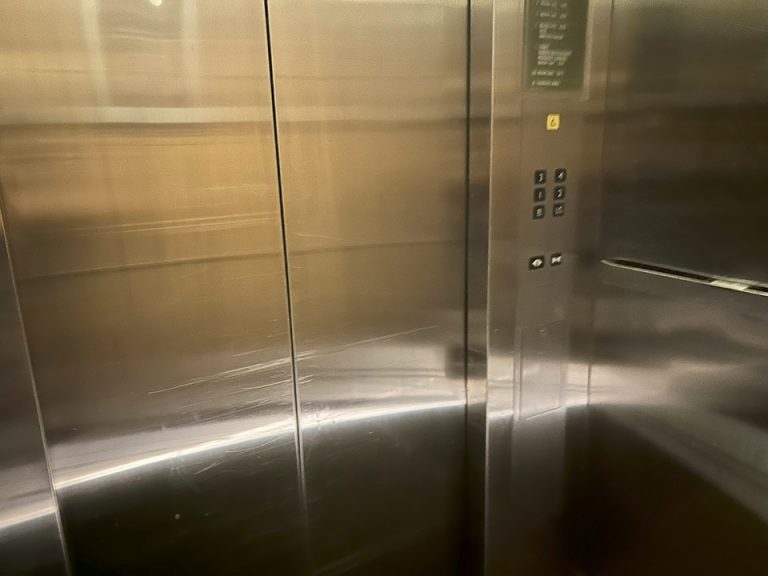 エレベーター内観