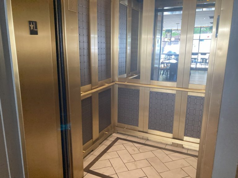 エレベーター内観