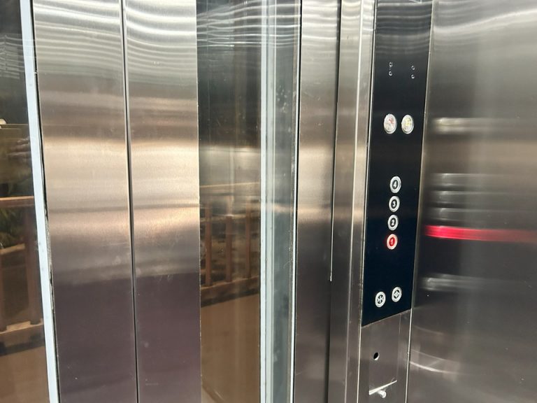 エレベーター内観