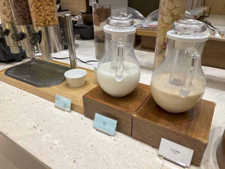 左:牛乳、右:豆乳(おいしい)