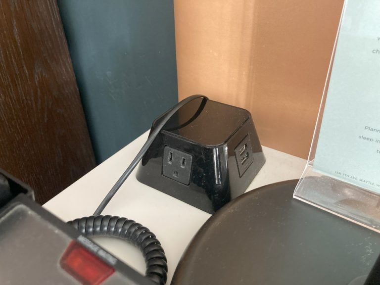 ベッド横のコンセントとUSB