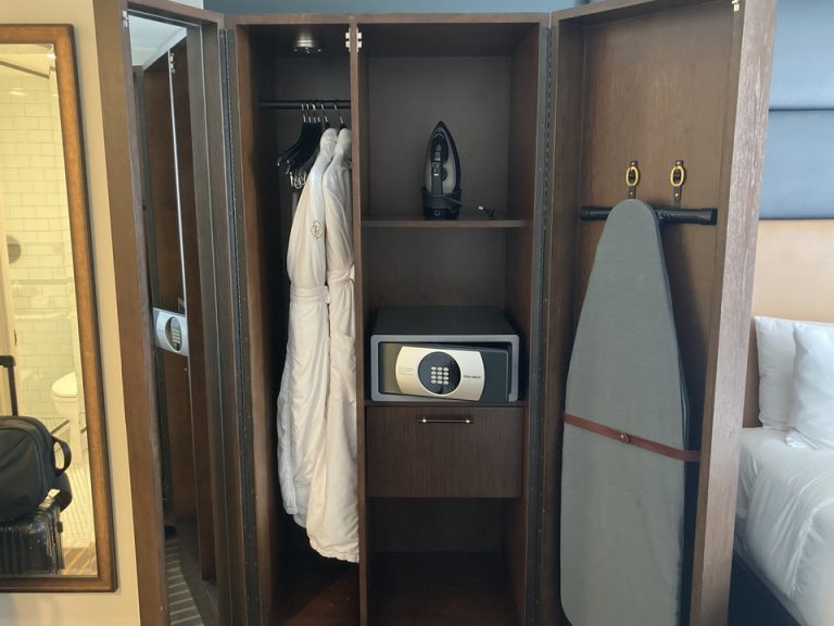 クローゼット外観(開けた状態)