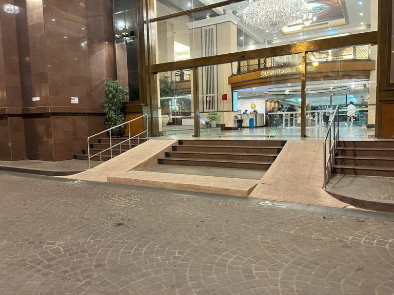 エントランス外観