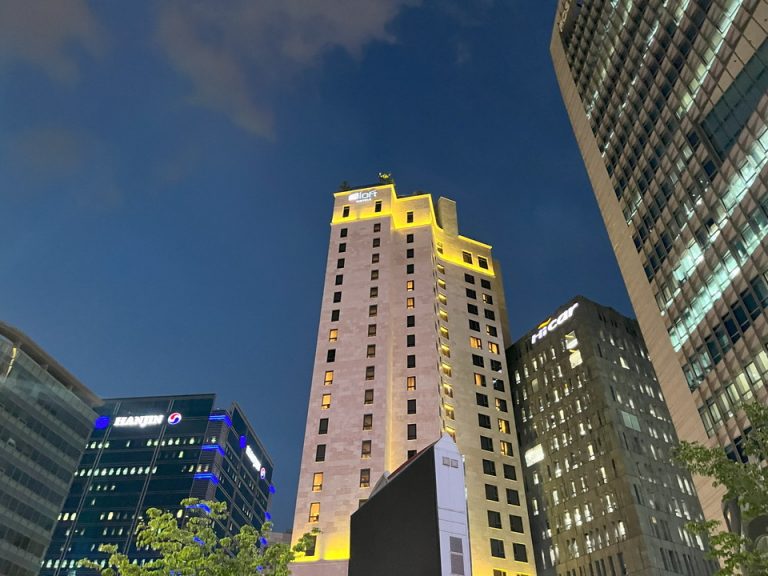 ホテル外観夜①