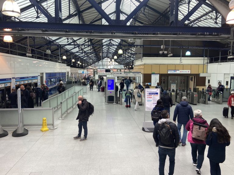 アールズコート駅構内2