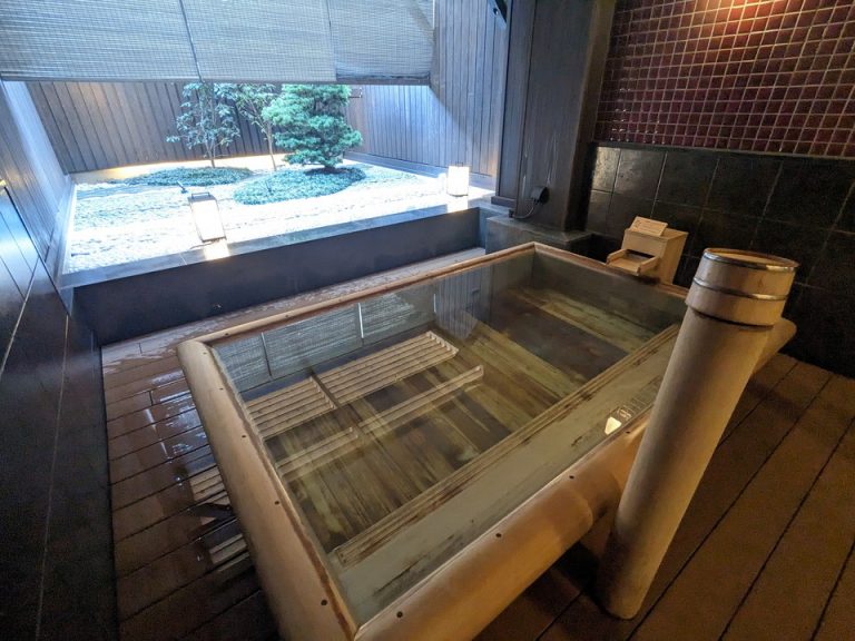 貸切風呂「樹雨の詠」5つの中で一番湯舟が大きい