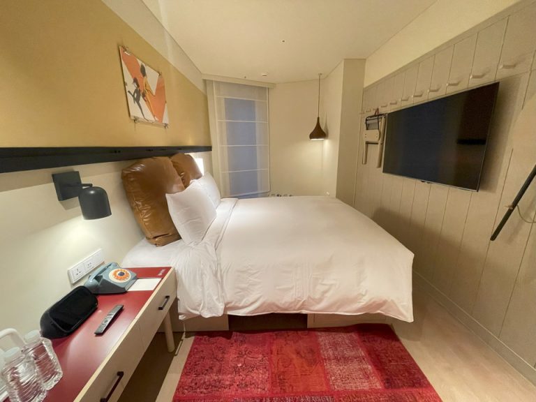 ベット横側から