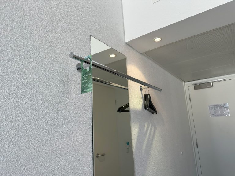 クローゼット外観5 全身鏡があり、その上に服をかけられる棒とハンガーがありました。