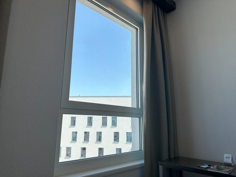 客室窓 窓からは反対側の部屋が見えてしまいます。反対側からもこちらの部屋が見えると思うので注意が必要です。