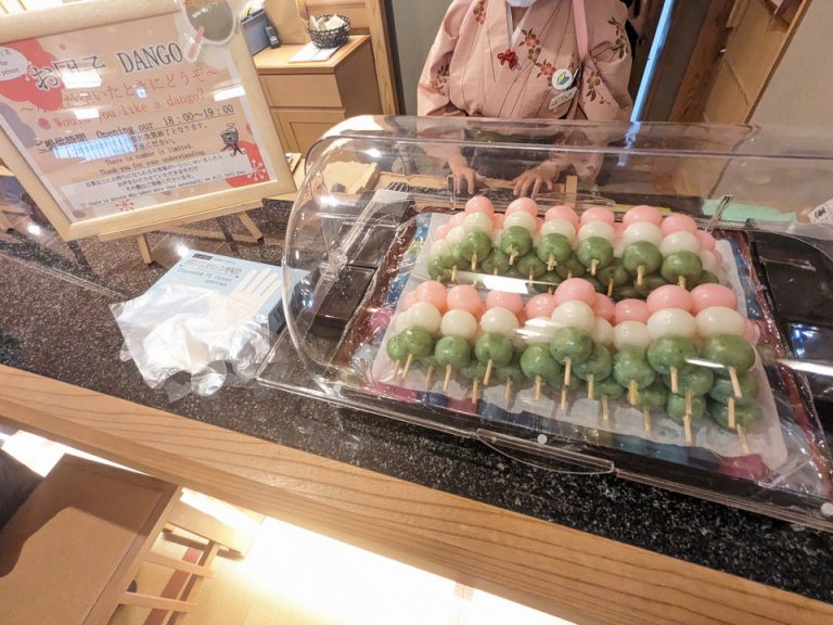 18時~19時ロビーで三色団子の振る舞い