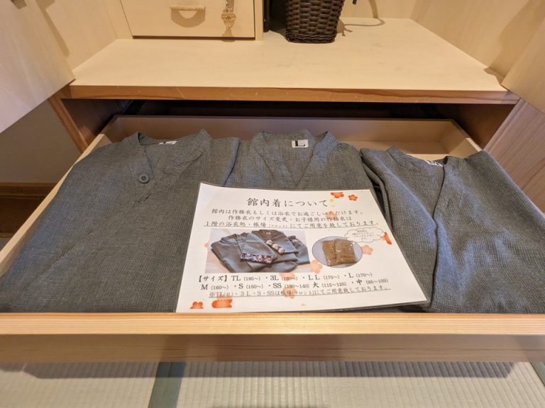 クローゼット上の引き出しに部屋着兼館内移動用の作務衣