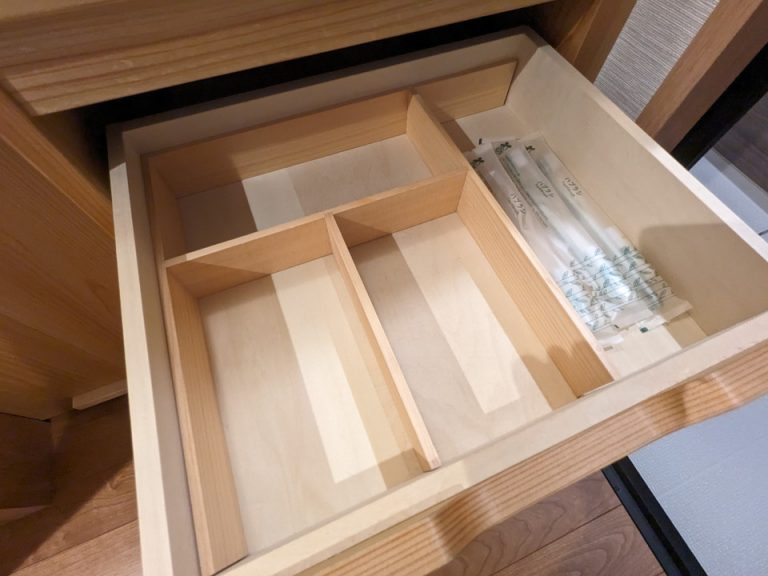 洗面台引き出しにアメニティ(常備は歯ブラシだけ)