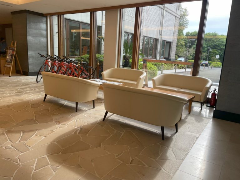 ロビーのソファ