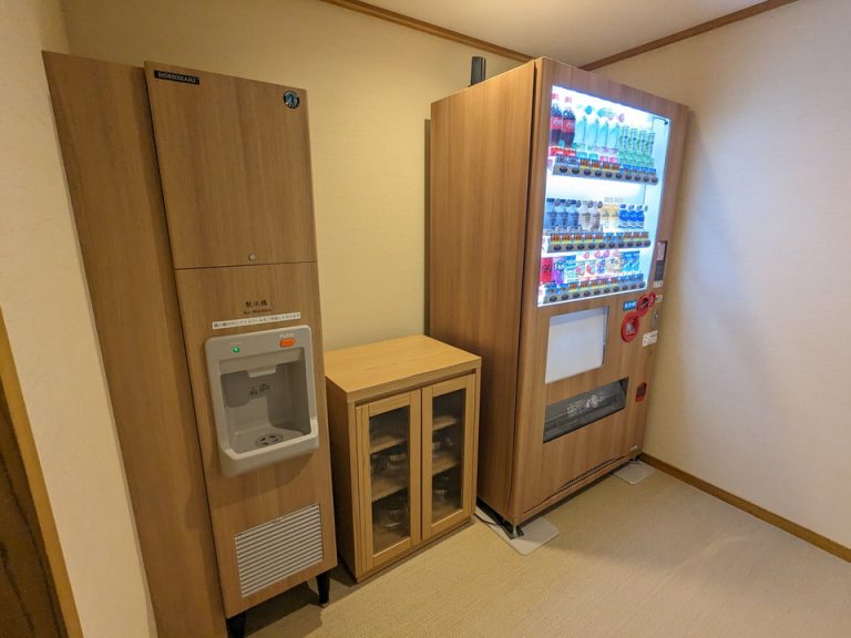 客室階エレベーターホール横に自販機、製氷機、アルコール自販機と電子レンジは4,6階にあります