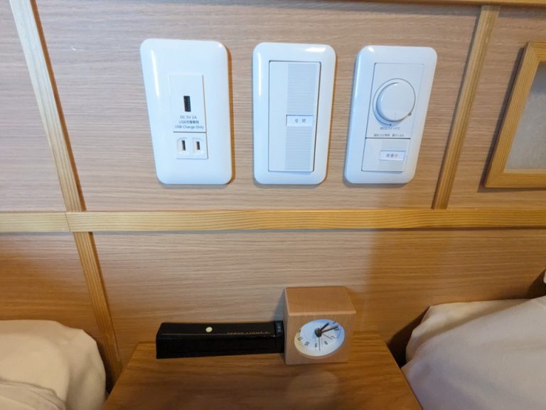 ベッドサイドのコンセントとUSBポート