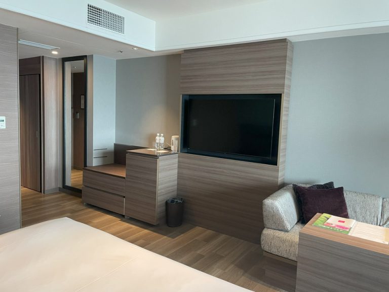 窓側からみたテレビ