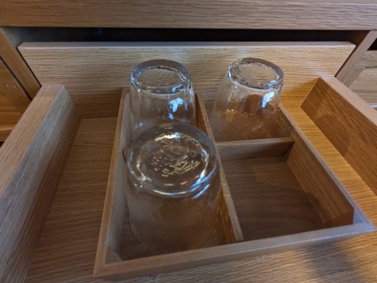 TV下収納の一番上にグラス