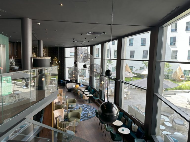 朝食会場客席全体2