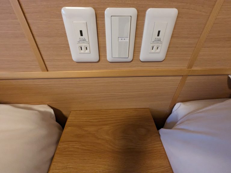 ベッドサイド両側にコンセントとUSBポート
