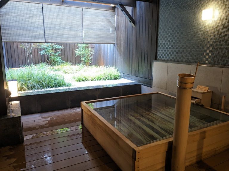 貸切風呂「木香の詠」ヒバの香りが心が安らぎます