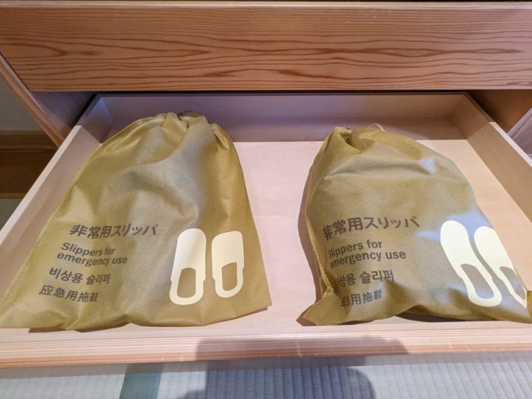 クローゼット下の引き出しに非常用スリッパ