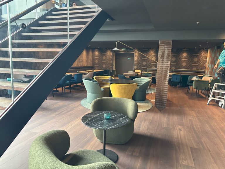 朝食会場客席一部4