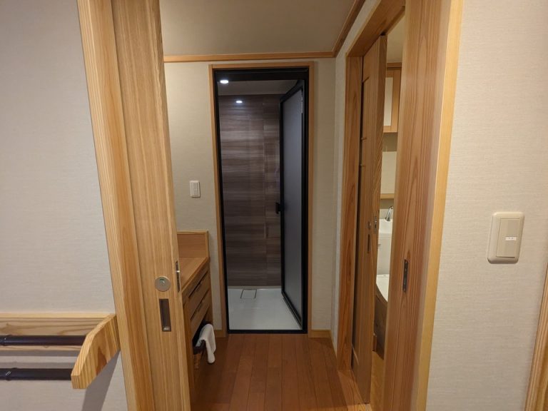 バスルーム入口から全景