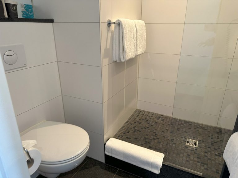 バスルーム入口から全景