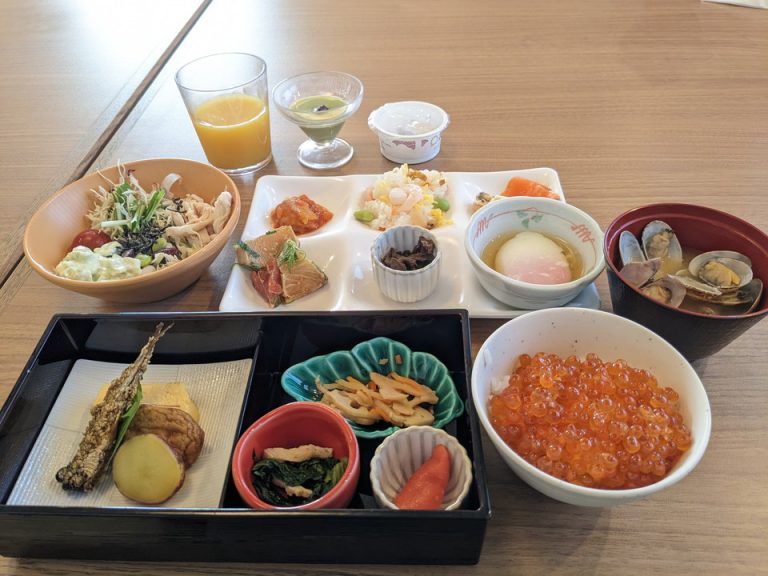 朝食一例(黒い箱は箱膳でセットになっています)