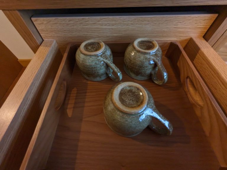 TV下収納の一番上の段にカップ