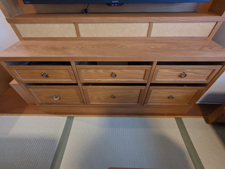 TV下収納には、カップ、グラスのみ