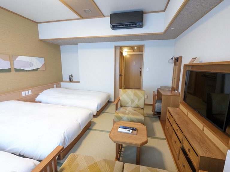 客室全体入口方向