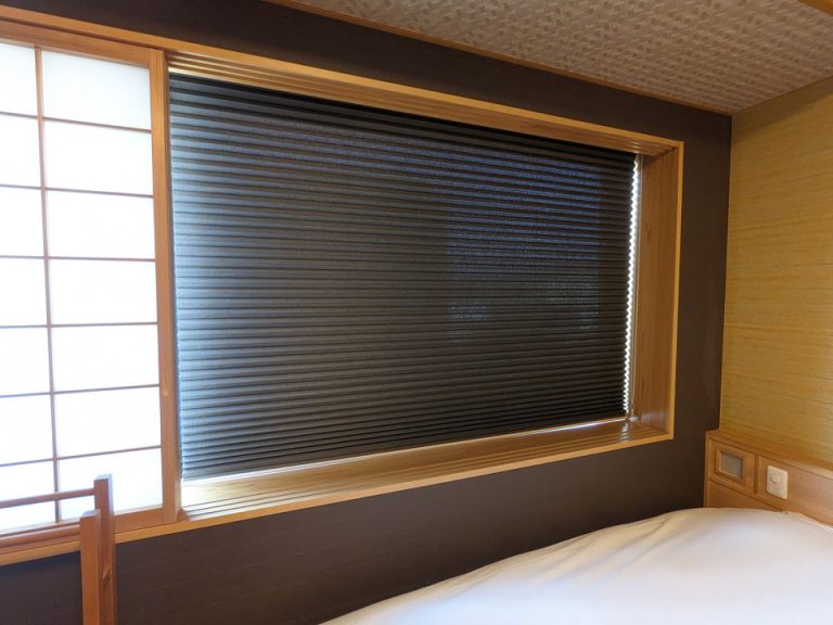 客室窓プリーツスクリーン閉じた状態