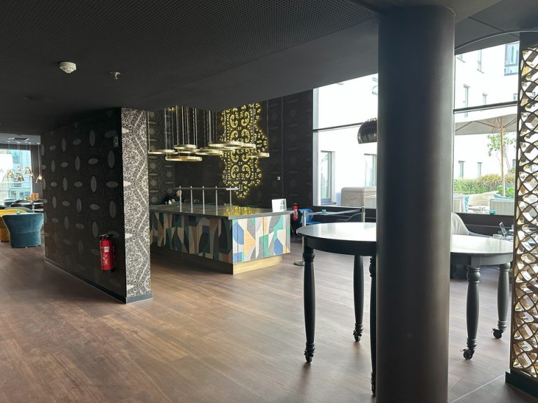 朝食会場客席一部2