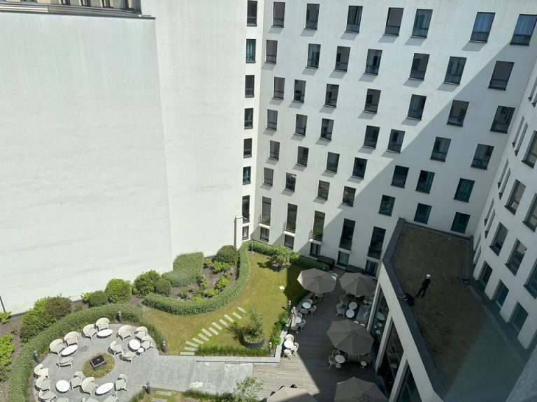 部屋からの眺望(昼間) 朝食会場兼ホテルのレストランでもある中庭が見えます。