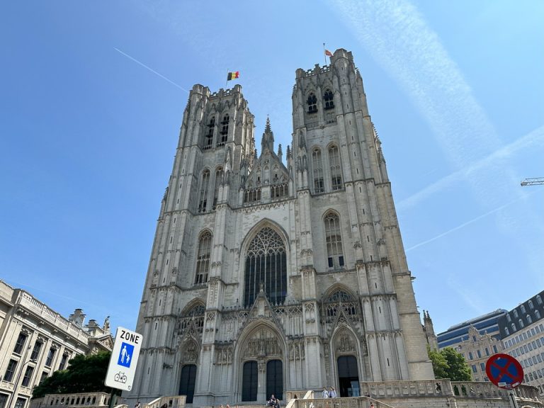 観光スポット サン・ミッシェル大聖堂 この大聖堂まではホテルから徒歩5分で行けます。