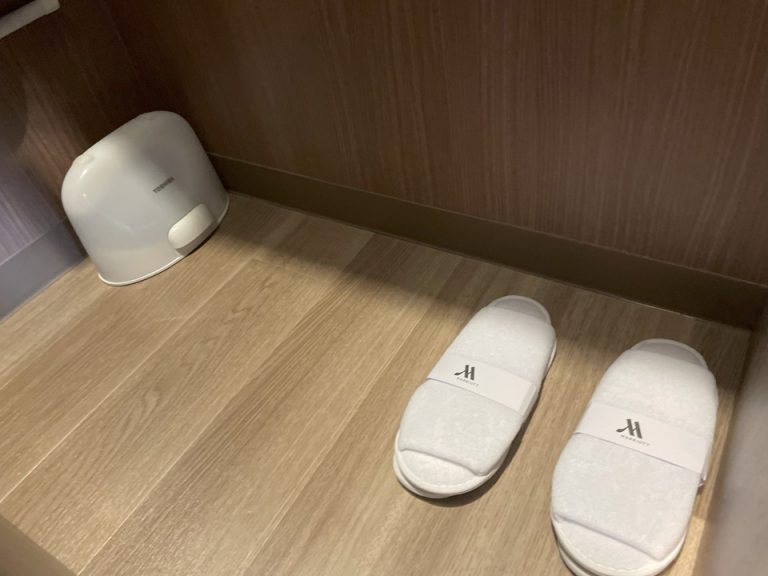 クローゼット足元