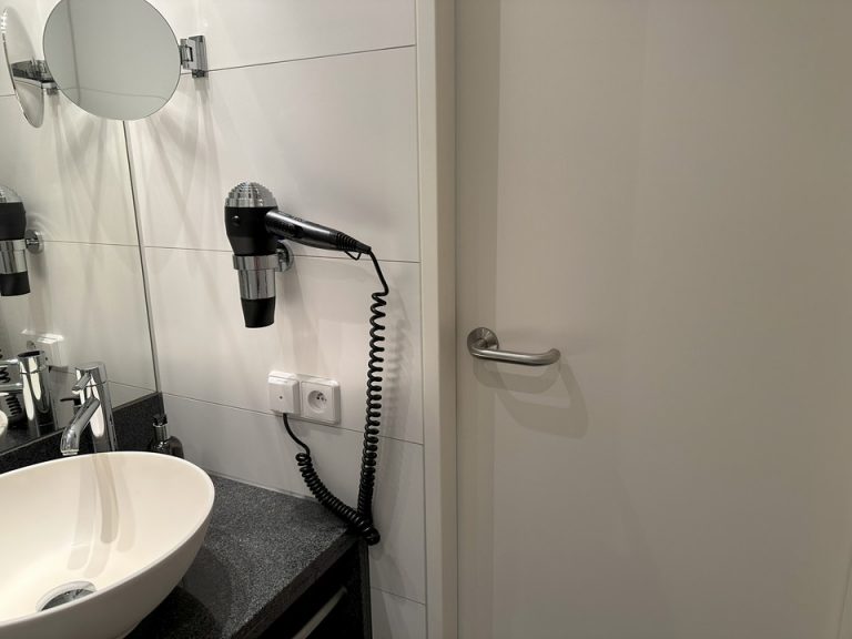 バスルーム内から入口2