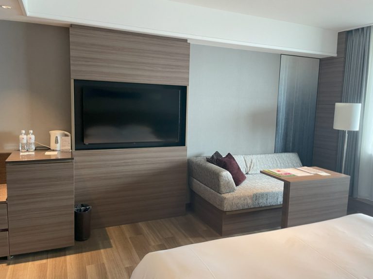 ベッドからみたテレビ