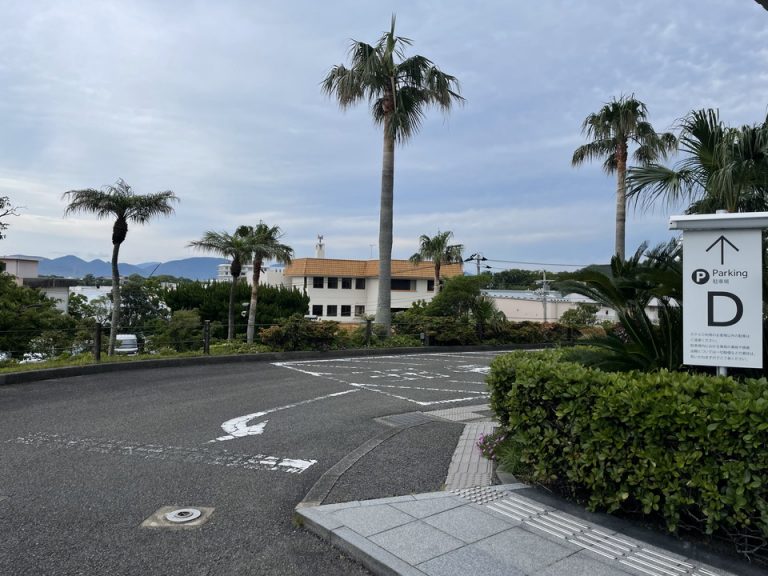 ホテル外観から海