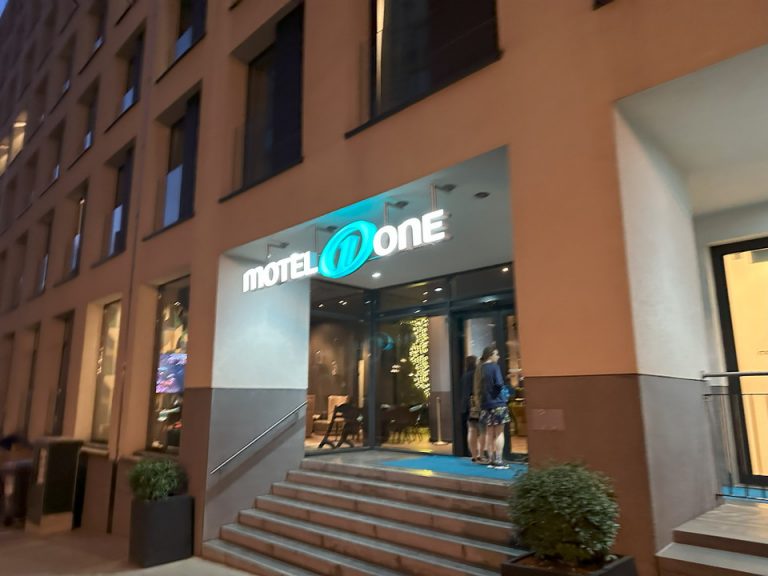 裏側のエントランス外観