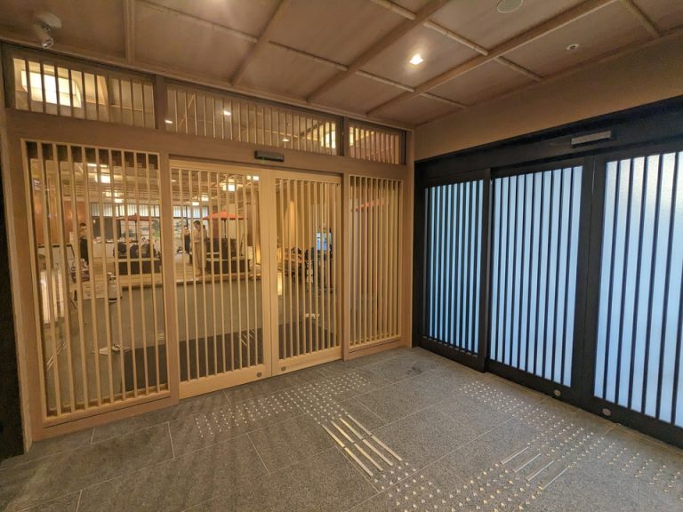 左2つ目のエントランス外観、右開かずの扉