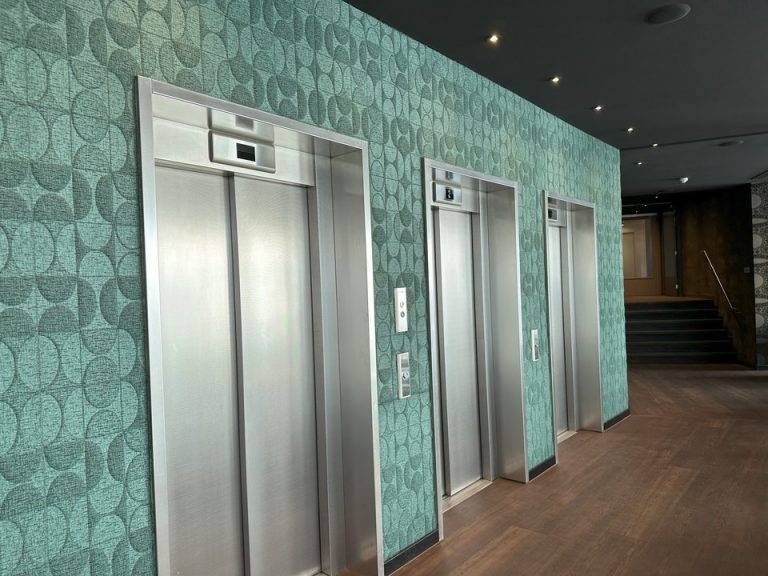 エレベーターホールフロント階2