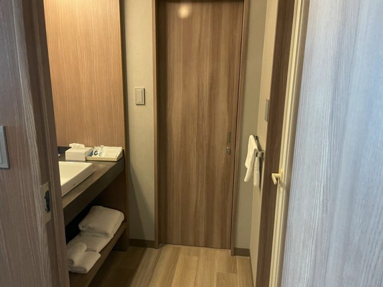 廊下から見た洗面台、トイレ、お風呂