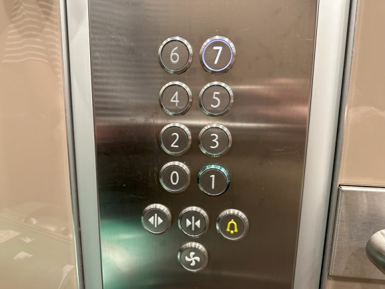 エレベーター階数ボタン