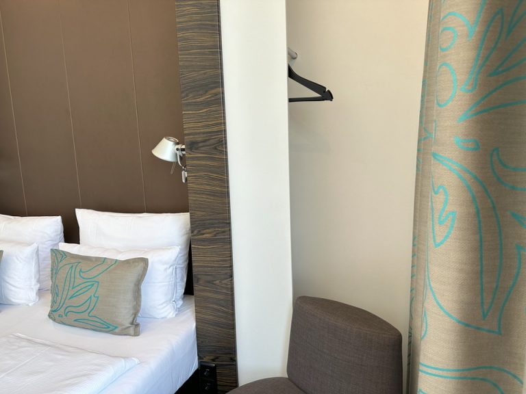 クローゼット外観 クローゼットはなく、ベットの後ろに服を掛けるスペースがありました。