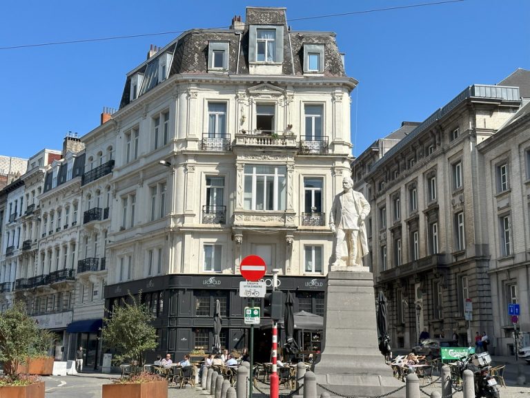 周辺のお店 ホテルから徒歩一分の距離にブランチができる有名なカフェがあり、多くの人々で賑わっていました。