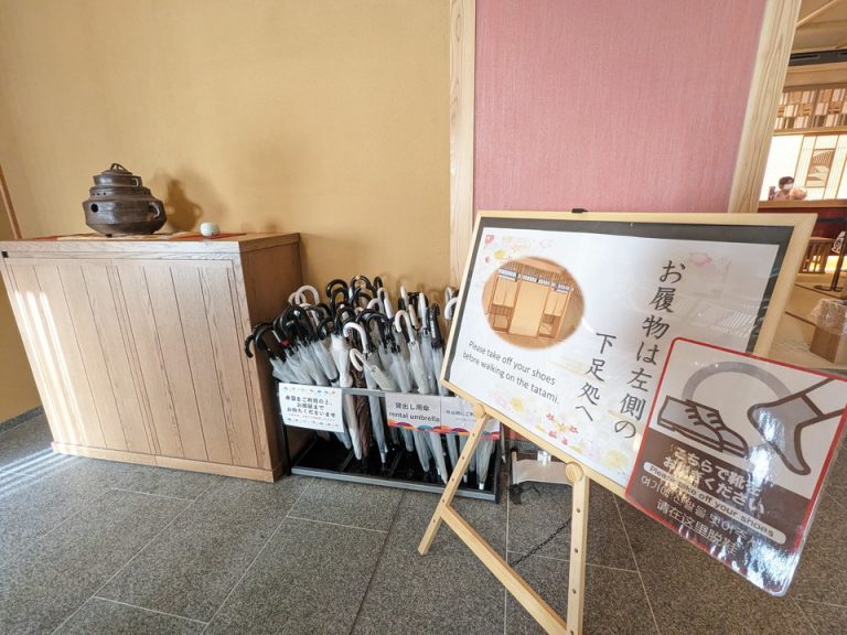 下足処の案内とレンタル傘もあります
