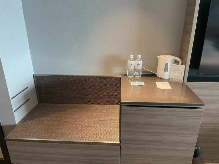 荷物置き、冷蔵庫