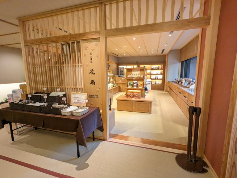 ロビー階にお土産処花扇